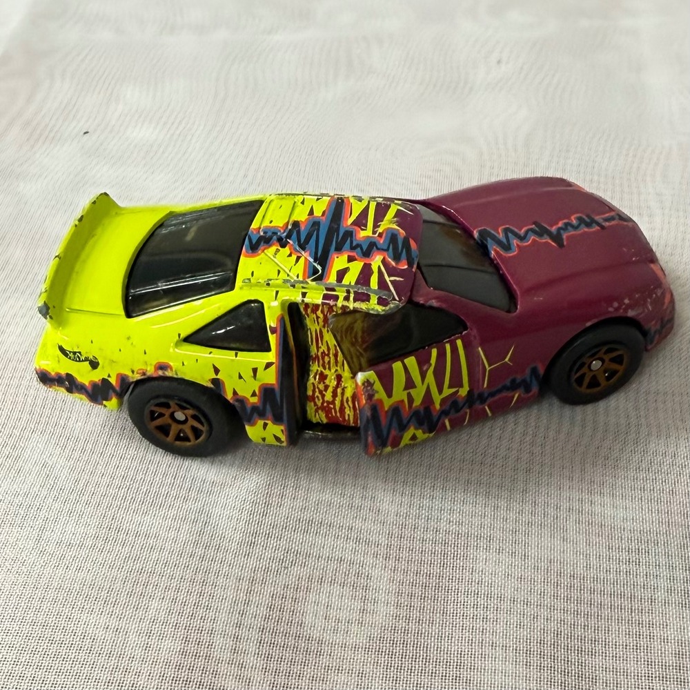 Hot Wheels Crack-Ups 1998 Mattel Diecast Car Purple Neon Yellow Damage Action